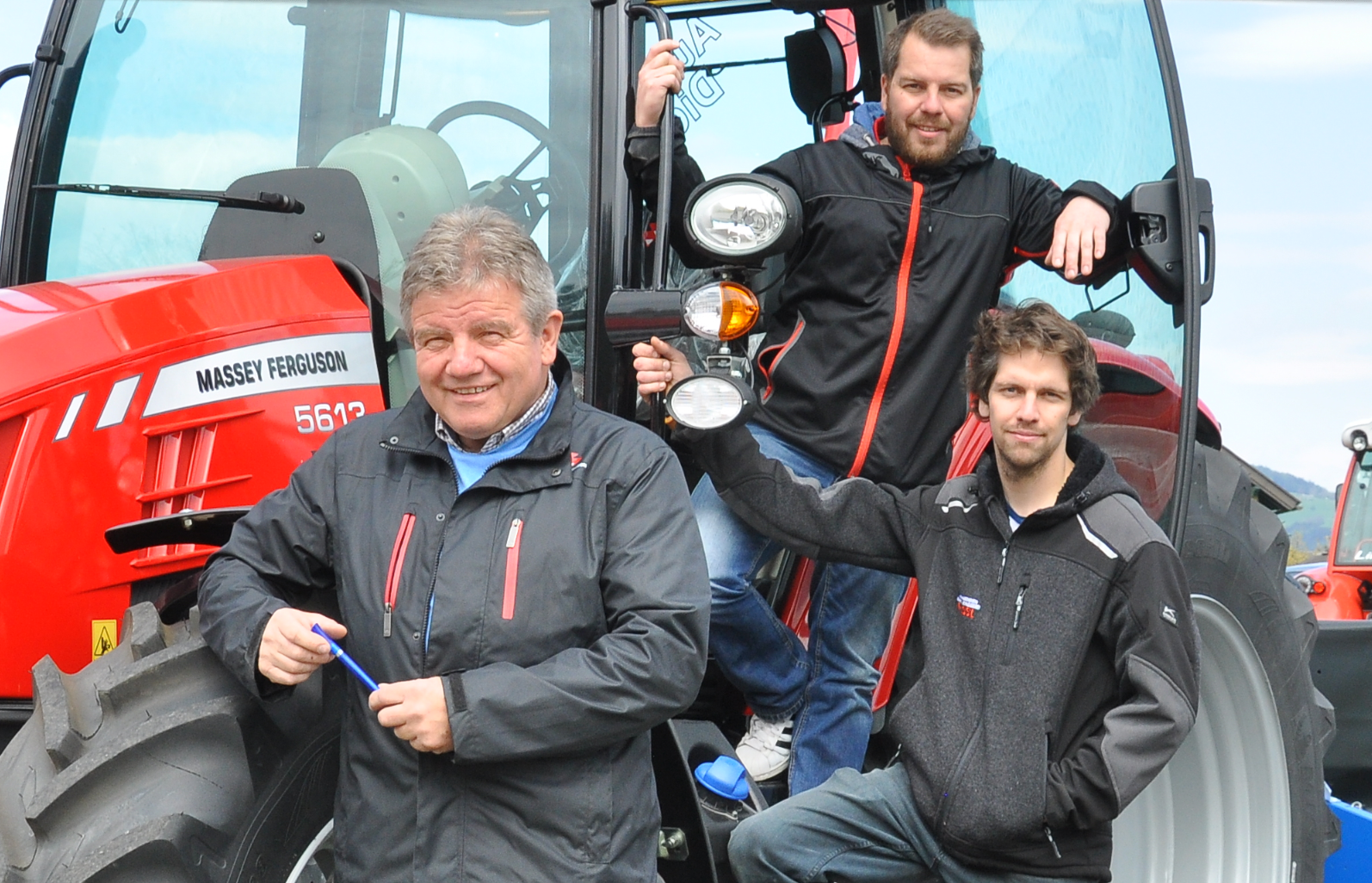 Das Fößl-Team mit Landmaschinen